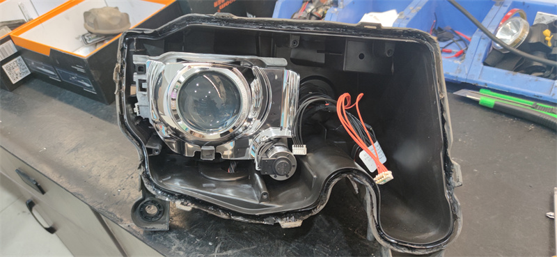 Grand Cherokee headlight installing picture