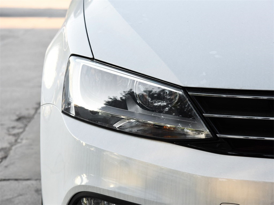 Volkswagen Jetta headlight